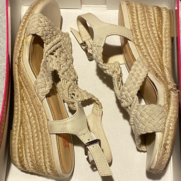 Little girls size 1 wedge sandals - Picture 2 of 11